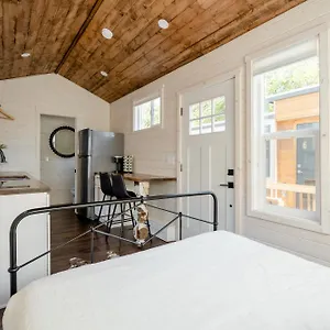 https://stay-collection-the-tiny-farmhouse-on-alberta.portland-hotels.info